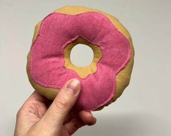 Donut en peluche fait main - Nourriture pour jouets recyclée avec glaçage rose