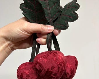 Peluche betterave végétarienne pour enfants qui joue à la cuisine - Fait main avec du tissu damassé upcyclé et du coton