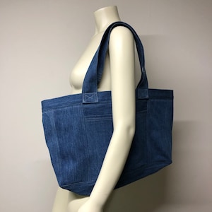 Große Jeanstasche mit Taschen - Umhängetasche aus Upcycled Jeansstoff - Nachhaltiges, umweltfreundliches Modeaccessoire
