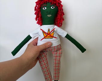 Poupée en tissu recyclé - Vert, cheveux roux, t-shirt No Kings, pantalon à carreaux