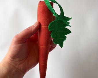 Peluche orange carotte végétarienne pour enfants qui joue à la cuisine - Fait main avec du lin recyclé