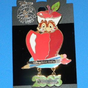 Vintage Disneyland CHIP & DALE in Red Hinged Apple Limited Edition Artists Choice 2005 Rare!