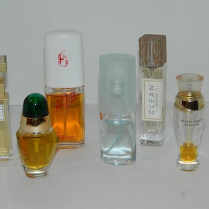 Puede incluir: Una variedad de frascos de perfume con varios dise&ntilde;os. Una botella tiene una tapa dorada, otra una tapa verde y una tercera una tapa de madera. Las botellas contienen l&iacute;quidos de diferentes colores, incluyendo amarillo y naranja.