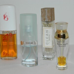 Puede incluir: Una colecci&oacute;n de frascos de perfume de varias formas y tama&ntilde;os. Uno tiene una tapa blanca con un dise&ntilde;o rojo, otro est&aacute; etiquetado como "CLEAN RESERVE", y un tercero dice "dream angels heavenly". Los frascos contienen l&iacute;quidos de diferentes colores.