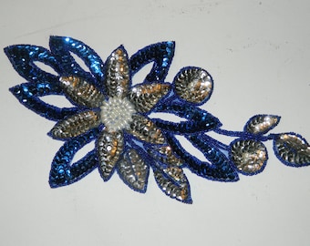 Aplique de lentejuelas azul real vintage: diseño floral con cuentas plateadas