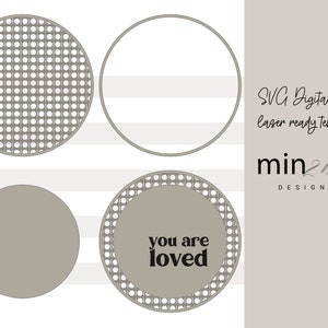 Peut inclure: Un fichier numérique pour la découpe au laser, comprenant trois cercles avec un motif tissé. Le cercle central contient le texte "you are loved". Le fichier est intitulé "SVG Digital File laser ready template min2be DESIGNS".