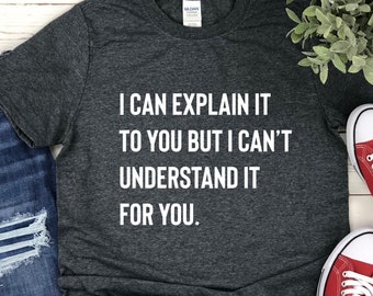 Op de afbeelding: Een donkergrijs T-shirt met de tekst "Ik kan het je uitleggen, maar ik kan het niet voor je begrijpen." in wit gedrukt.