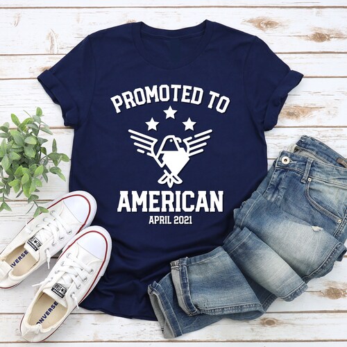 アメリカ人に昇格Tシャツ：米国市民権の贈り物