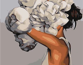 Puede incluir: Una mujer con cabello castaño lleva un top blanco sin mangas. Su rostro está oculto por un objeto grande, blanco, esponjoso y parecido a una nube. El fondo es gris claro.