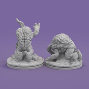 K&ouml;nnte beinhalten: Zwei graue, 3D-gedruckte Fantasy-Miniaturen. Eine Figur kniet mit erhobenem Arm, die andere ist gebeugt. Beide haben gehirnartige K&ouml;pfe und stehen auf runden Sockeln. Ideal f&uuml;r Tabletop-Spiele.