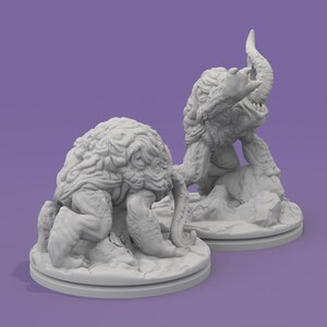 K&ouml;nnte beinhalten: Zwei wei&szlig;e, detaillierte Monsterfiguren. Eine hockt, die andere steht, beide mit gehirnartigen K&ouml;pfen und Krallen. Sie stehen auf runden, wei&szlig;en Sockeln vor einem lila Hintergrund. Die Figuren sind wahrscheinlich Fantasy- oder Tabletop-Spielminiaturen.