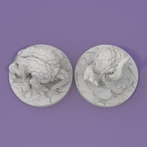 K&ouml;nnte beinhalten: Zwei wei&szlig;e, kreisf&ouml;rmige Reliefskulpturen fantastischer Kreaturen. Eine &auml;hnelt einem Gehirn mit Tentakeln, die andere einem Monster mit H&ouml;rnern und einem klaffenden Maul. Beide sind vor einem rissigen, strukturierten Hintergrund auf einem lila Hintergrund angeordnet.