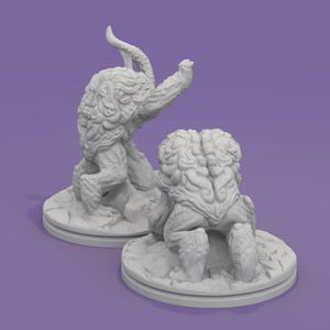 K&ouml;nnte beinhalten: Zwei wei&szlig;e, detaillierte Monsterfiguren. Eine kniet, die andere steht mit erhobenem Arm. Beide stehen auf runden, strukturierten Sockeln. Die Figuren haben eine gehirnartige Textur auf Kopf und K&ouml;rper.