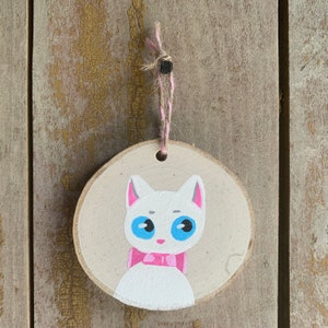 Joli chaton en tranches de bois, peinture, ornement, art miniature original petit chat fait main, art mural suspendu, petite peinture, chat suspendu au mur