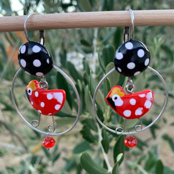 Des poules à vos oreilles ! mignonnes et légères pour ces boucles rouge et blanc, style retro fait main en polymère et inox, fans des poules