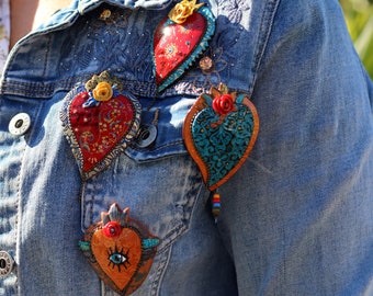Mexican-inspired ex-voto heart brooch in turquoise and orange polymer with glitter