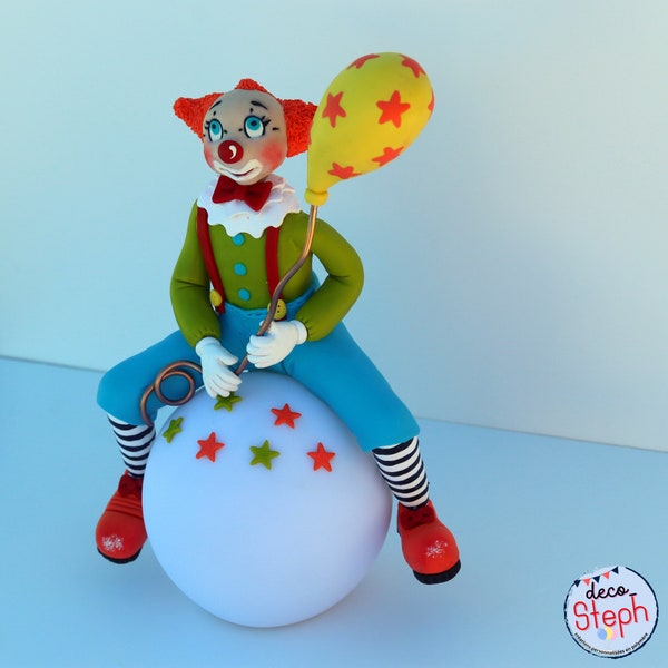 Der träumende Clown und sein Ballon, eine einzigartige Kreation einer Polymerskulptur auf einem leuchtenden Kugelsockel, können personalisiert werden