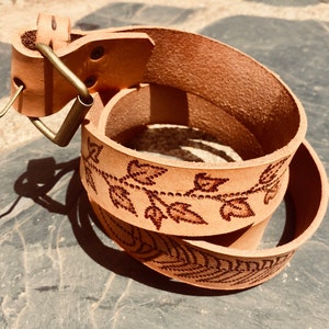 Leather belt with ivy and feather, natural vegetable tanned cowhide leather, personalised gift leather tattooed with your story