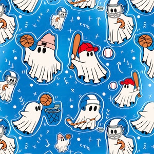 Puede incluir: Un patrón sin costuras que presenta fantasmas blancos jugando varios deportes sobre un fondo azul. Los fantasmas llevan diferentes equipos deportivos, incluyendo gorras de béisbol, cascos de hockey y camisetas de baloncesto. El patrón está lleno de detalles divertidos y coloridos, incluyendo estrellas, cruces y flechas.