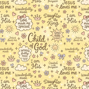 Op de afbeelding: Een lichtgele achtergrond met een herhalend patroon van religieuze zinnen en illustraties. Het ontwerp bevat zinnen als "Kind van God", "Jezus houdt van mij" en "Ik ben Zijn", samen met harten, kronen en bloemen.