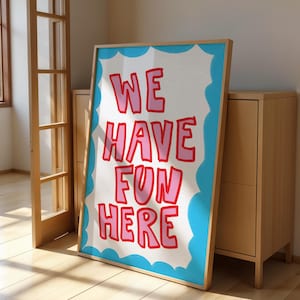 We Have Fun Here デジタルダウンロード – 遊び心のあるタイポグラフィアートプリント、カラフルな壁飾り、手描きのポスター、即時ダウンロード