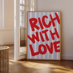 Rich With Love-print: gedurfde rode typografie, maximalistische muurkunst (digitale download)