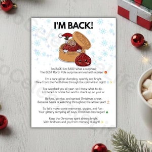 Op de afbeelding: Een rechthoekige witte kaart met de tekst I'M BACK! en een cartoonillustratie van een glinsterend rood dumpling-personage met een kerstmuts in een bamboe stoommandje. De kaart bevat een gedicht over een Noordpool dumpling-elf.