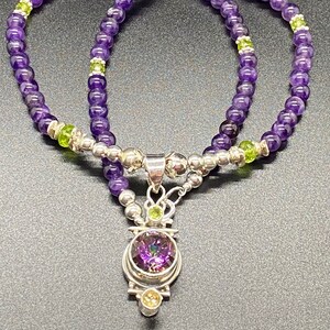 Il topazio mistico, il peridot, l'ametista e il peridot sono presenti in questa collana fatta a mano.