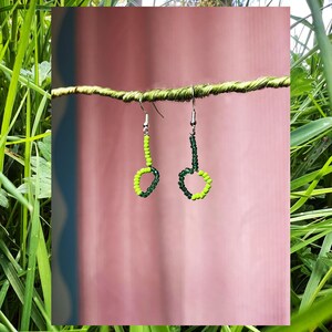 Green Beaded Leaf Earrings – Handmade Wire Dangle Jewelry – Forest-Inspired Design