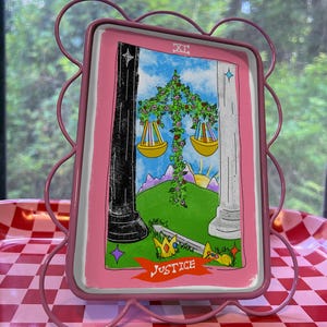 Impression d'art de carte de tarot de justice – 5 x 7 po. Illustration numérique dessinée à la main sur du papier cartonné mat – Équilibre floral et imagerie symbolique