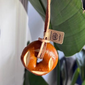Charm de sac artisanal bagel, breloque de sac fait main bretzel, breloques de sac corde brune pain de mie, breloque nourriture, accessoires de porte-clés de sac Purese