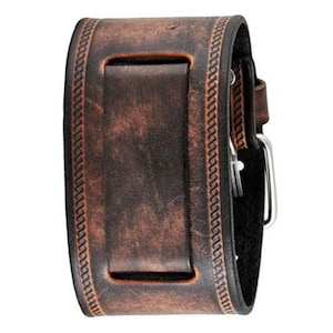 Könnte beinhalten: Ein braunes Lederarmband mit einer abgenutzten Oberfläche und einer silbernen Schnalle. Das Armband hat ein dekoratives Steppmuster an den Rändern.