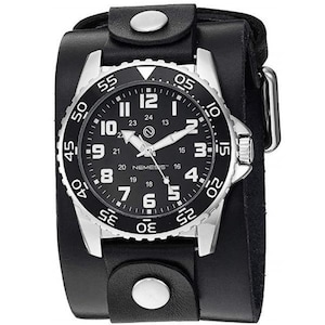 Op de afbeelding: Een zwart leren armbandhorloge met een zilveren wijzerplaat en zwarte cijfers. De wijzerplaat van het horloge heeft een witte ring rond de rand met cijfers van 0 tot 60. De wijzerplaat van het horloge heeft ook een kleine witte cirkel met het woord "NEMESIS" erop.