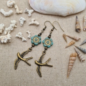 Hängeohrringe mit Vögeln und böhmischen Glasblumen