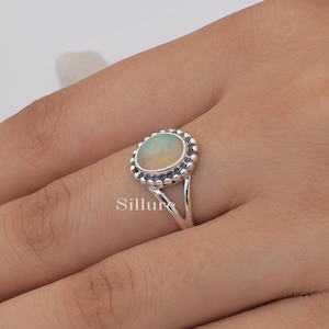 Etiopisk opalring - 925 massivt sterlingsilverring - Oktober födelsestensring - Handgjord ring - Ädelstensring - Opalsmycken i silver
