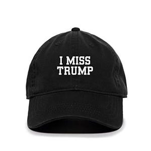 Pode incluir: Bon&eacute; de beisebol preto com texto bordado em branco que diz "I MISS TRUMP".