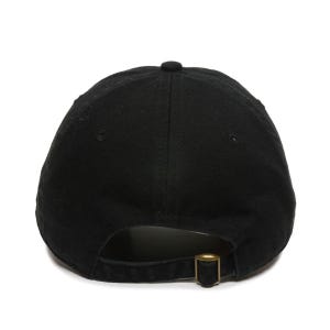 Pode incluir: Um bon&eacute; de beisebol preto com fecho de fivela de metal dourado.