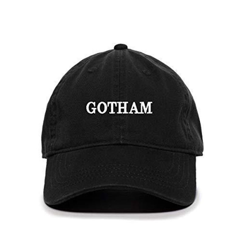 Puede incluir: Gorra de b&eacute;isbol negra con texto bordado en blanco que dice "GOTHAM".