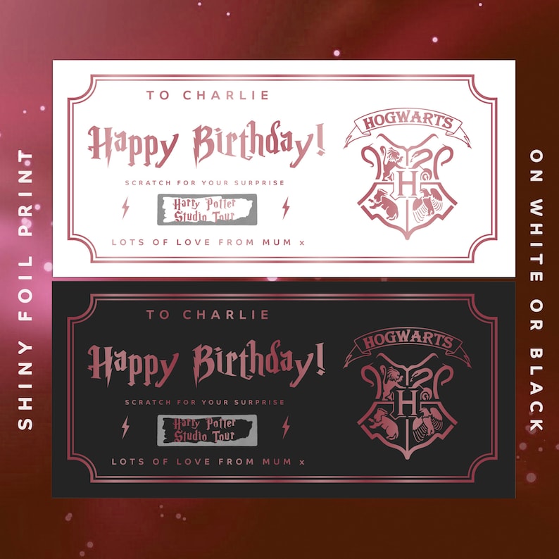 K&ouml;nnte beinhalten: Eine wei&szlig;e und schwarze druckbare Geburtstagskarte mit einem Harry-Potter-Studio-Tour-Rubbellos. Die Karte zeigt das Hogwarts-Wappen und den Text "Happy Birthday!" und "Viele Gr&uuml;&szlig;e von Mama x".