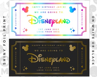 Könnte beinhalten: Ein druckbares Ticketdesign für einen Ausflug nach Disneyland. Das Ticket ist mit einem regenbogenfarbenen Mickey-Maus-Kopf und den Worten "Happy Birthday Jamie! We are going to Disneyland. 1st June 2023. Love from Kris." verziert.