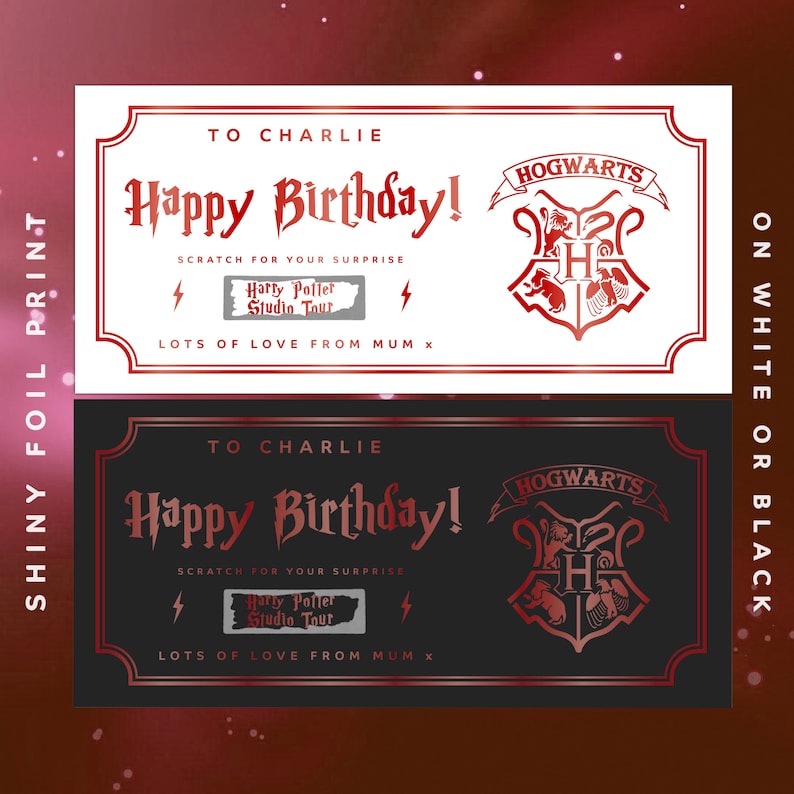 K&ouml;nnte beinhalten: Eine wei&szlig;e und schwarze druckbare Geburtstagskarte mit einem roten Hogwarts-Wappen und einem Rubbelfeld, auf dem "Harry Potter Studio Tour" steht. Die Karte sagt "Happy Birthday!" und "An Charlie" und "Liebe Gr&uuml;&szlig;e von Mama x".