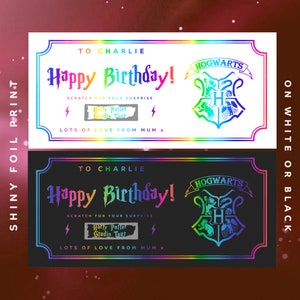 K&ouml;nnte beinhalten: Eine wei&szlig;e und schwarze Karte mit einem regenbogenfarbenen Hologramm-Finish. Die Karte sagt "Happy Birthday!" und "An Charlie" mit einem Hogwarts-Wappen und einem Rubbelfeld, auf dem "Rubbeln Sie f&uuml;r Ihre &Uuml;berraschung" und "Harry Potter Studio Tour" steht.