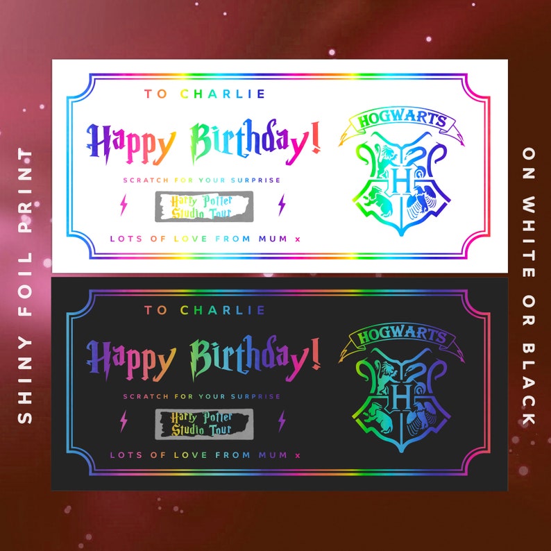 K&ouml;nnte beinhalten: Eine wei&szlig;e und schwarze Karte mit einem regenbogenfarbenen Hologramm-Finish. Die Karte sagt "Happy Birthday!" und "An Charlie" mit einem Hogwarts-Wappen und einem Rubbelfeld, auf dem "Rubbeln Sie f&uuml;r Ihre &Uuml;berraschung" und "Harry Potter Studio Tour" steht.