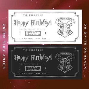 K&ouml;nnte beinhalten: Eine Geburtstagskarte aus Silberfolie mit einem Rubbellos f&uuml;r die Harry Potter Studio Tour. Die Karte hat einen schwarz-wei&szlig;en Hintergrund mit dem Text "Happy Birthday!" und "Viele Gr&uuml;&szlig;e von Mama x".