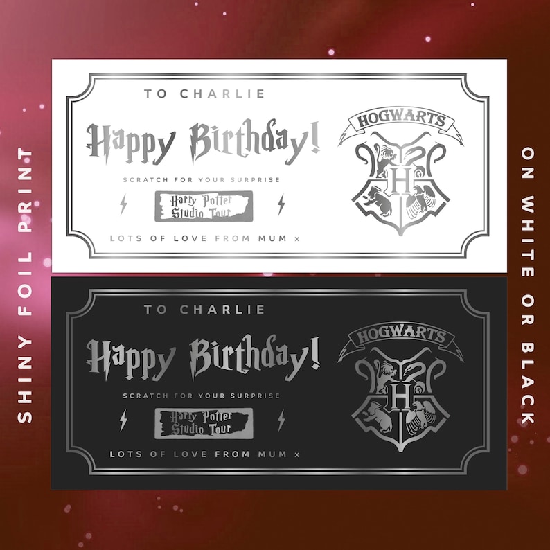 K&ouml;nnte beinhalten: Eine Geburtstagskarte aus Silberfolie mit einem Rubbellos f&uuml;r die Harry Potter Studio Tour. Die Karte hat einen schwarz-wei&szlig;en Hintergrund mit dem Text "Happy Birthday!" und "Viele Gr&uuml;&szlig;e von Mama x".
