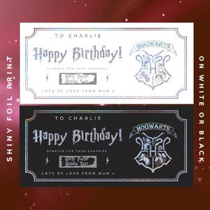 K&ouml;nnte beinhalten: Eine druckbare Geburtstagskarte mit holografischem Finish. Die Karte zeigt ein Rubbellos f&uuml;r die Harry Potter Studio Tour und den Text "Happy Birthday!" und "An Charlie".