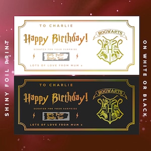 K&ouml;nnte beinhalten: Eine wei&szlig;e und schwarze druckbare Geburtstagskarte mit einem goldenen Hogwarts-Wappen und einem Rubbelfeld, auf dem "Harry Potter Studio Tour" steht. Die Karte sagt "An Charlie Alles Gute zum Geburtstag! Liebe Gr&uuml;&szlig;e von Mama x"