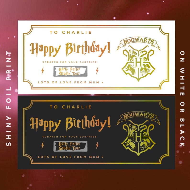 K&ouml;nnte beinhalten: Eine wei&szlig;e und schwarze druckbare Geburtstagskarte mit einem goldenen Hogwarts-Wappen und einem Rubbelfeld, auf dem "Harry Potter Studio Tour" steht. Die Karte sagt "An Charlie Alles Gute zum Geburtstag! Liebe Gr&uuml;&szlig;e von Mama x"
