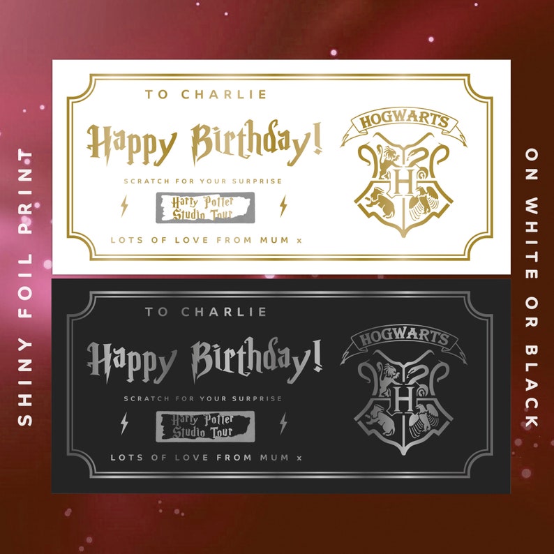 K&ouml;nnte beinhalten: Eine wei&szlig;e und schwarze druckbare Karte mit goldener und silberner Schrift. Die Karte sagt "Happy Birthday!" und "An Charlie". Sie hat auch einen Rubbelbereich, auf dem "Harry Potter Studio Tour" steht. Die Karte hat ein Hogwarts-Wappen darauf.