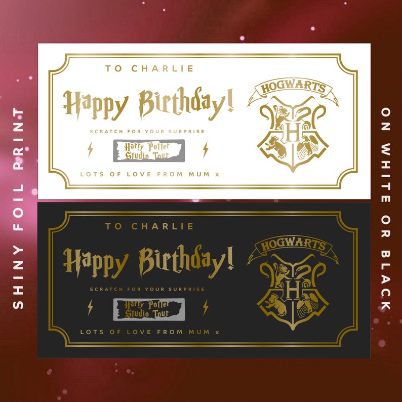 K&ouml;nnte beinhalten: Eine druckbare Geburtstagskarte mit goldenem Design, das das Hogwarts-Wappen und den Text "Happy Birthday!" zeigt. Die Karte hat einen Rubbelbereich mit dem Text "Harry Potter Studio Tour". Die Karte ist in Wei&szlig; oder Schwarz erh&auml;ltlich.
